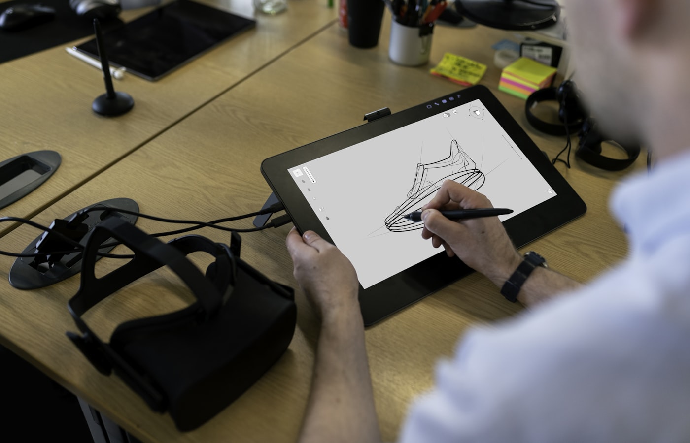 ペンタブレットで作業するクリエイターの手元