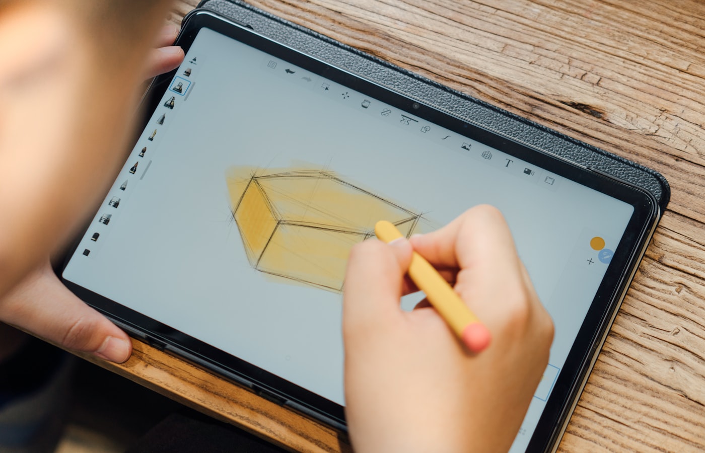 液晶タブレットで漫画を描くクリエイターの様子