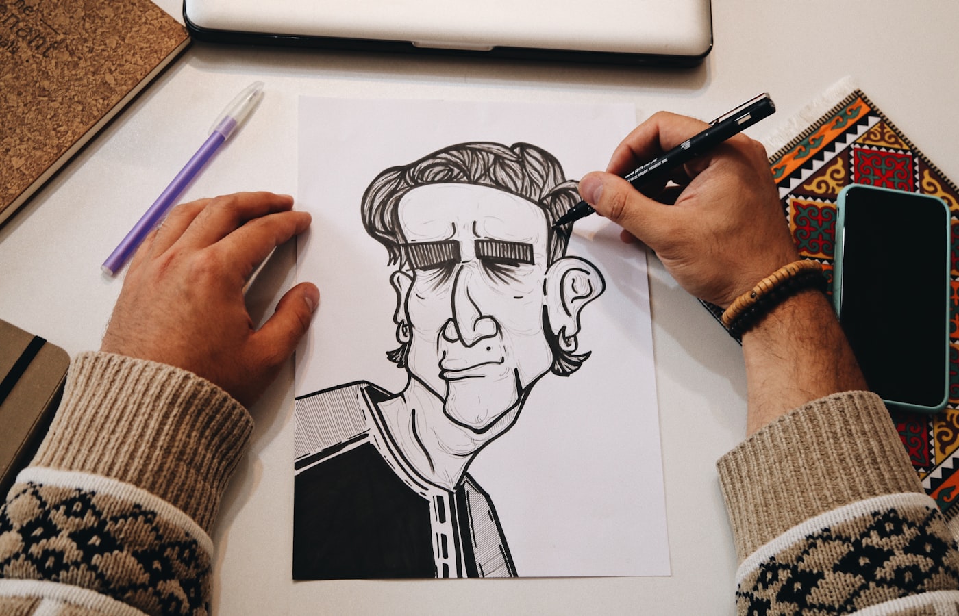 自宅で漫画やイラストを描いて副業に取り組む様子