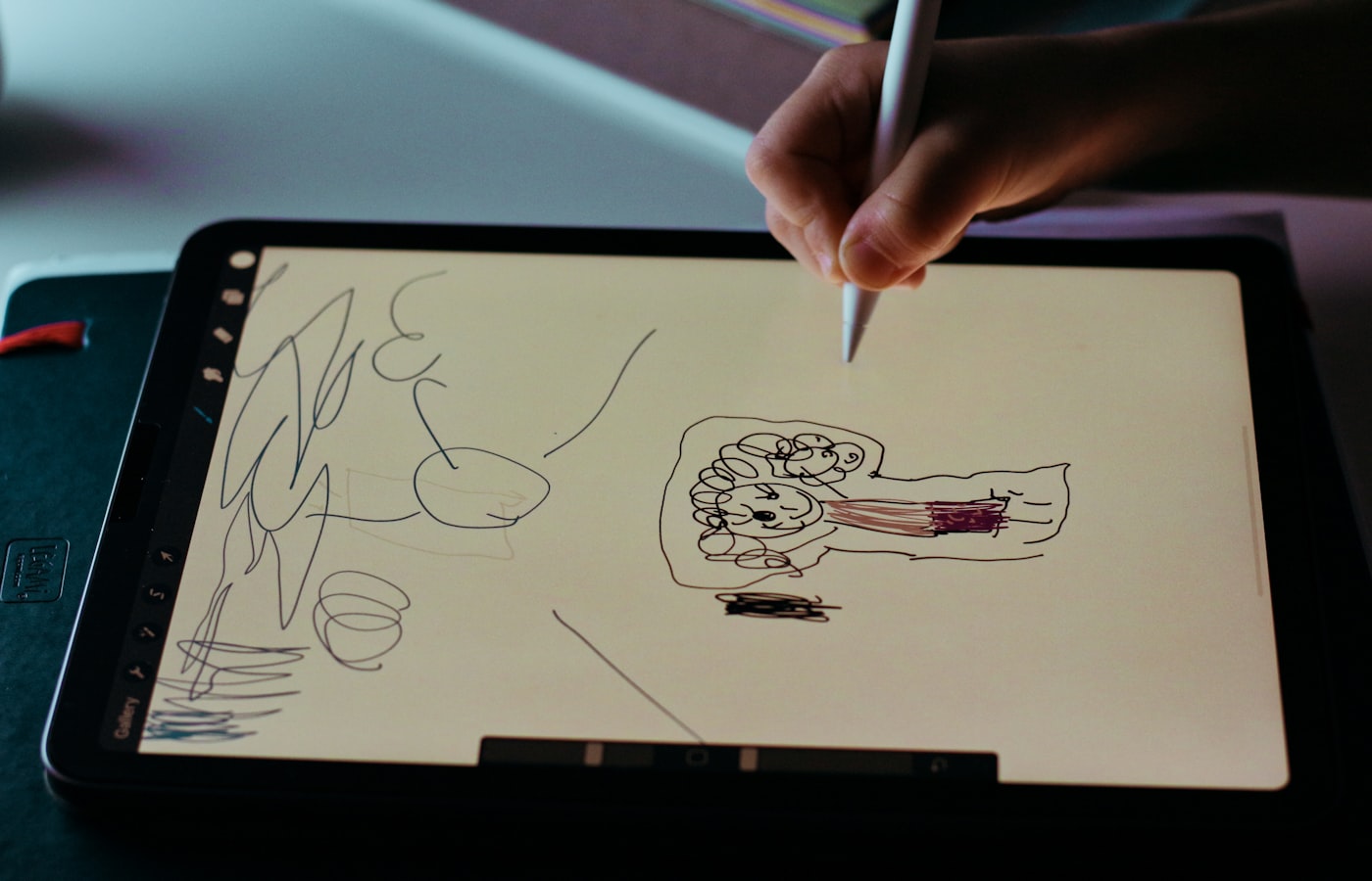 在宅でタブレットにイラストを描く様子