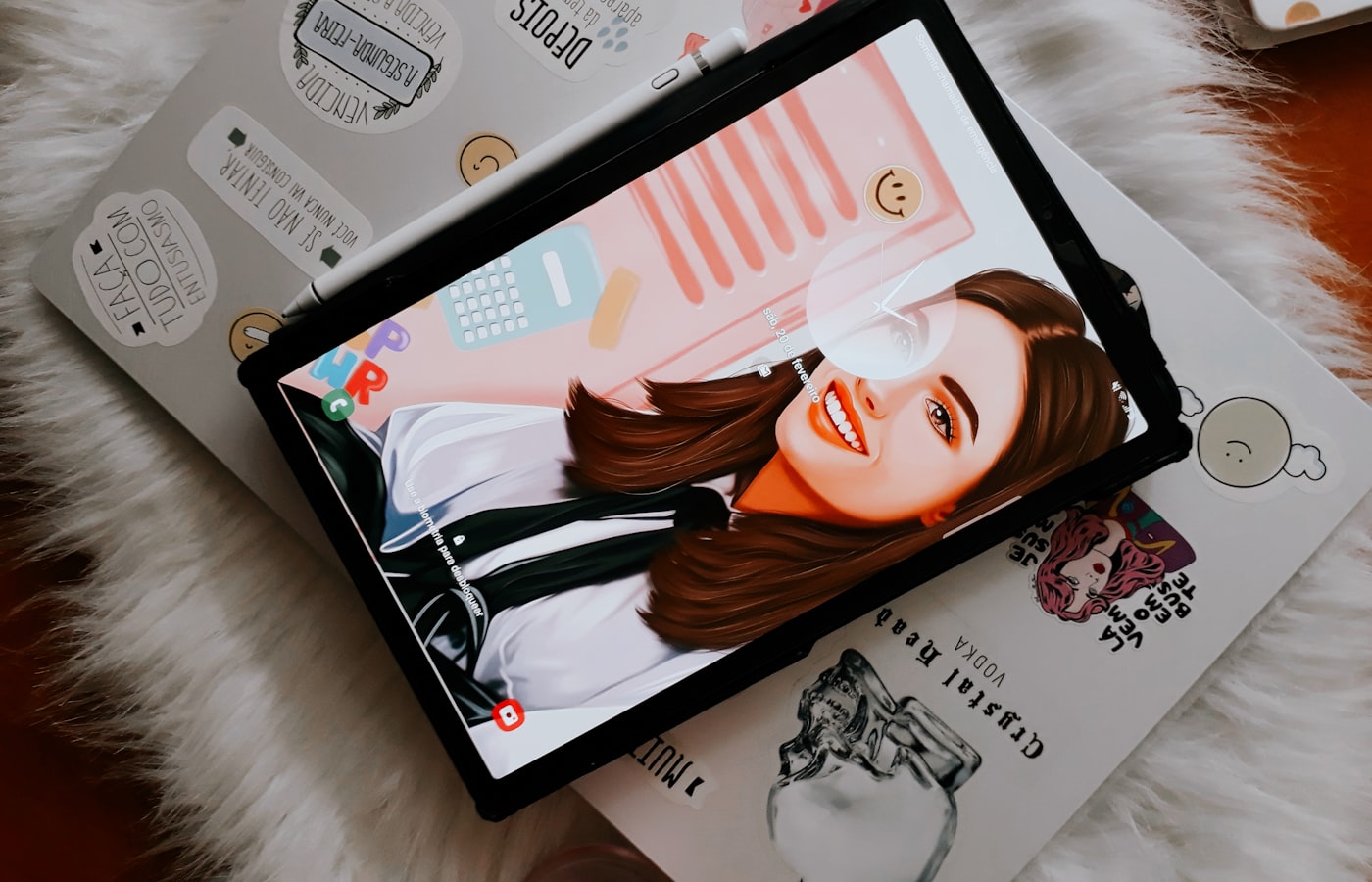 ペンタブレットでイラストを制作する手元