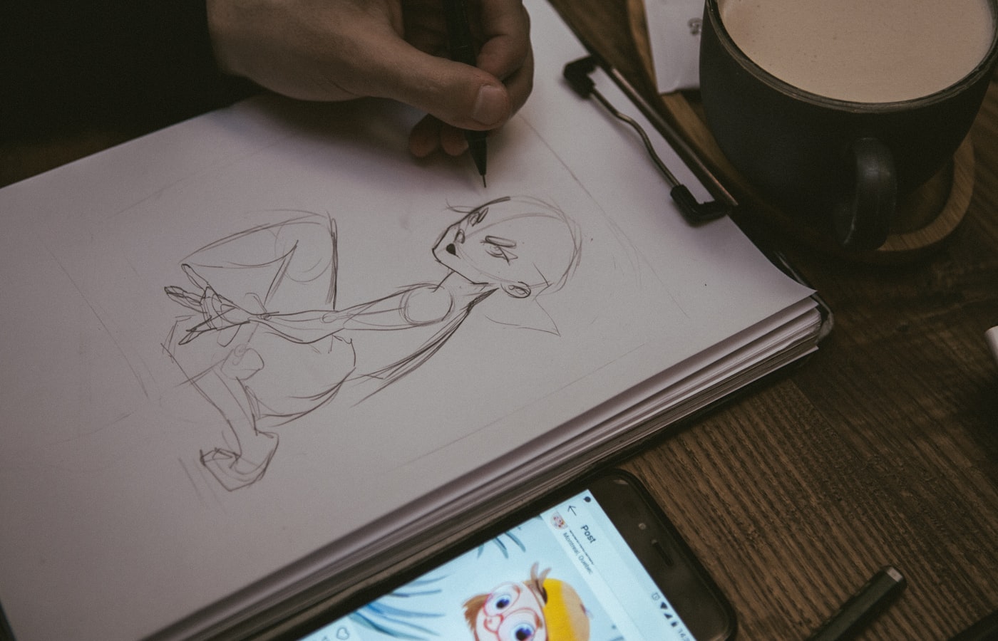 自宅の作業スペースでイラスト制作に取り組む様子