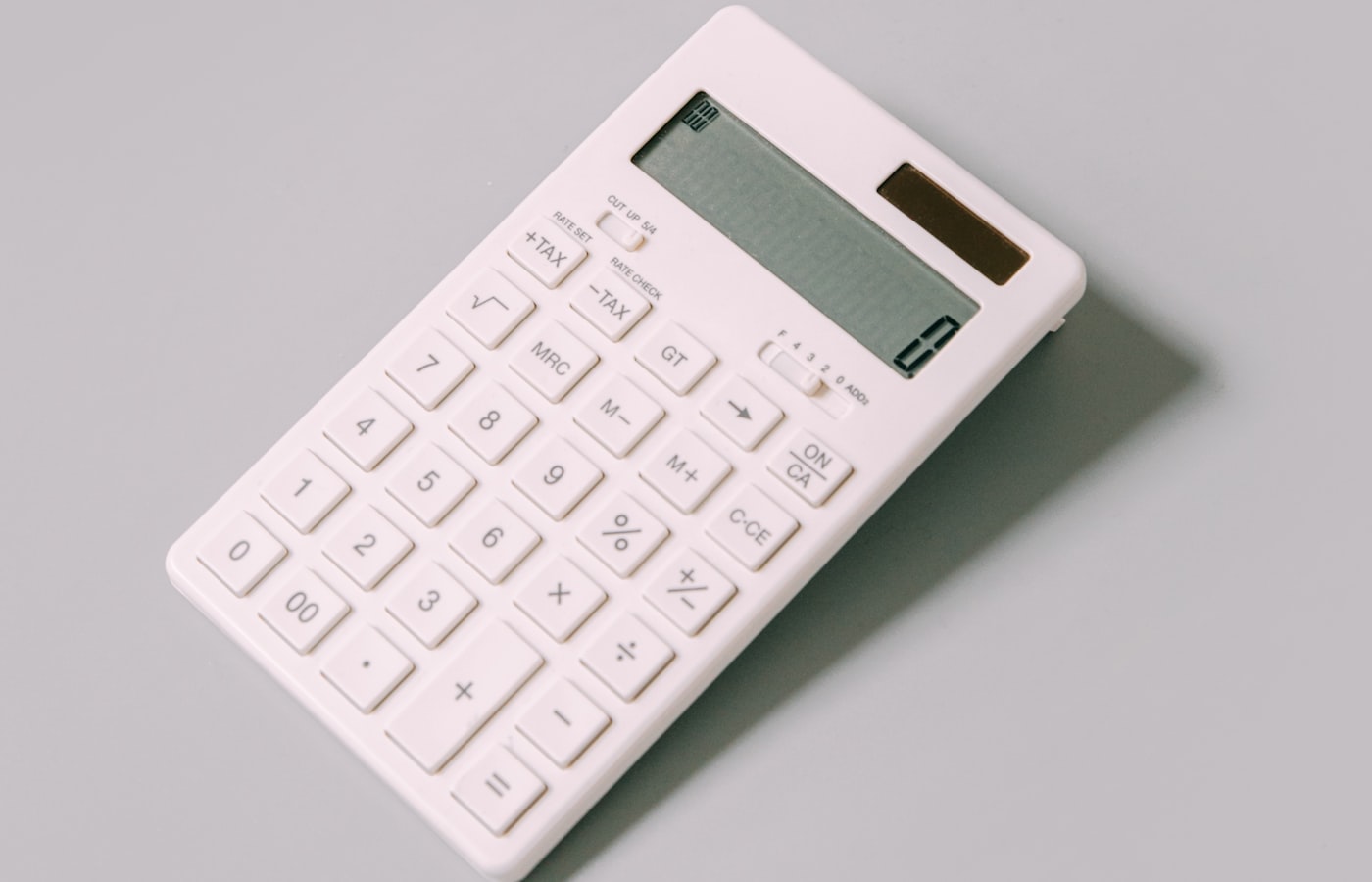 料金や数字を確認しながら検討する様子